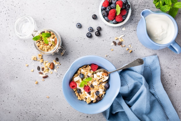 Granola de aveia com frutas e iogurte