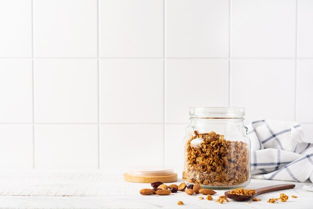 Granola de aveia com nozes e frutas secas em uma jarra