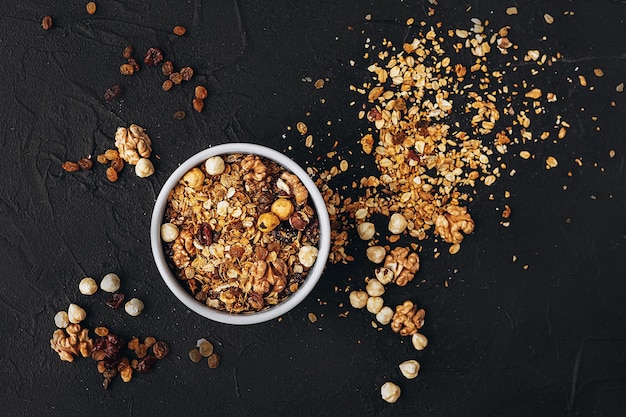 Granola de aveia deliciosa e crocante com frutos secos e grãos de nozes de mel