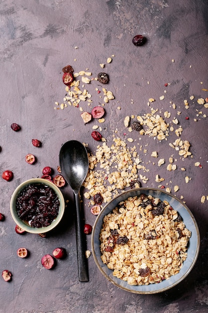 Granola de café da manhã em uma tigela de cerâmica