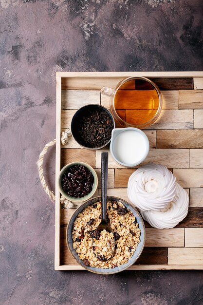 Granola de café da manhã em uma tigela de cerâmica