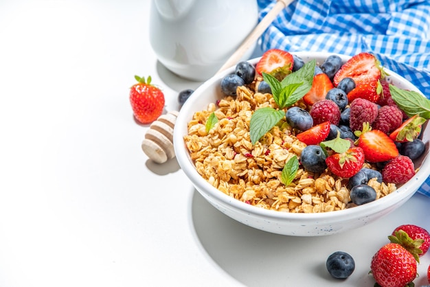 Granola de café da manhã saudável com berry