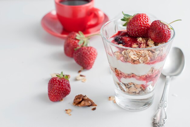 Granola de café da manhã, uma xícara de café