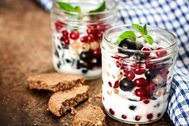 granola para el desayuno con fruta y leche