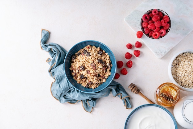 Granola desayuno en tazón de cerámica