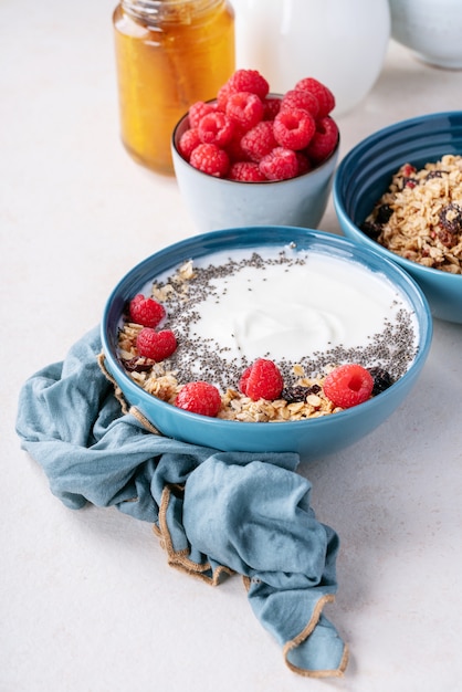 Granola desayuno en tazón de cerámica