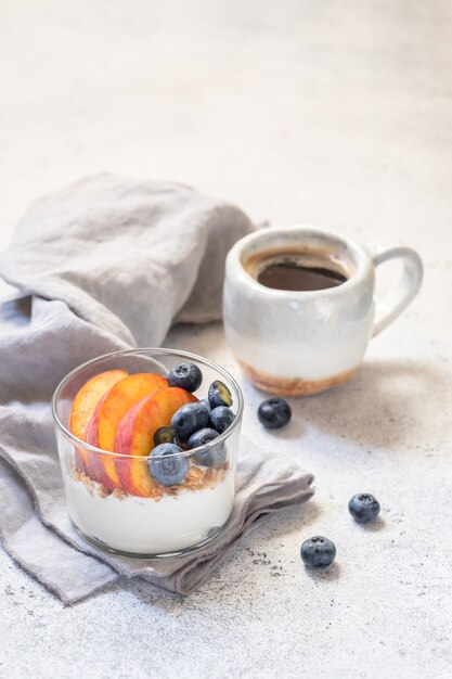 Granola e iogurte com frutas frescas