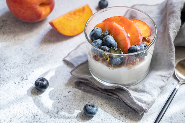 Granola e iogurte com frutas frescas
