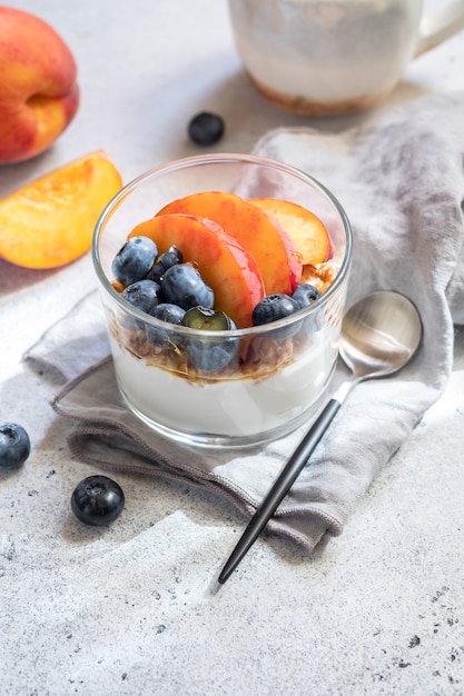 Granola e iogurte com frutas frescas