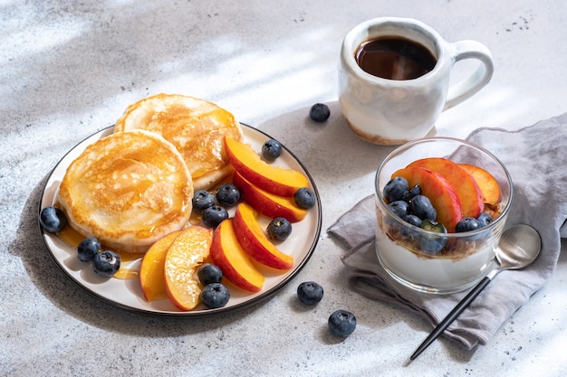 Granola e iogurte com frutas frescas