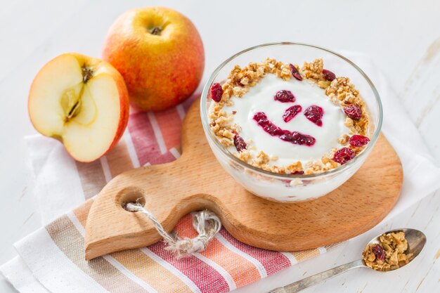 Granola e iogurte com rosto sorridente