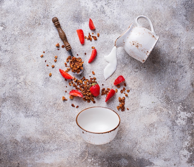 Granola e morango, café da manhã saudável