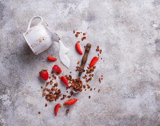 Granola e morango, café da manhã saudável