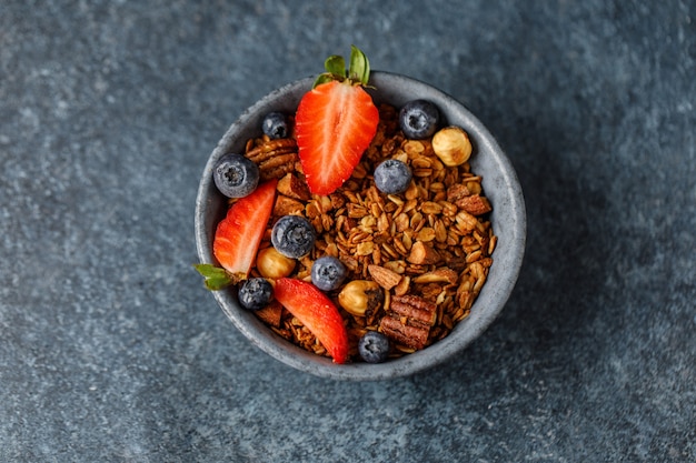 Granola em casa com nozes e frutas. Lanche vegano saudável