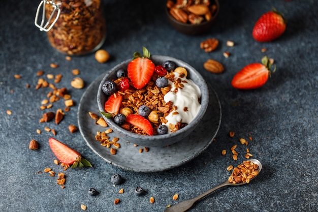 Granola em casa com nozes e frutas. Lanche vegano saudável