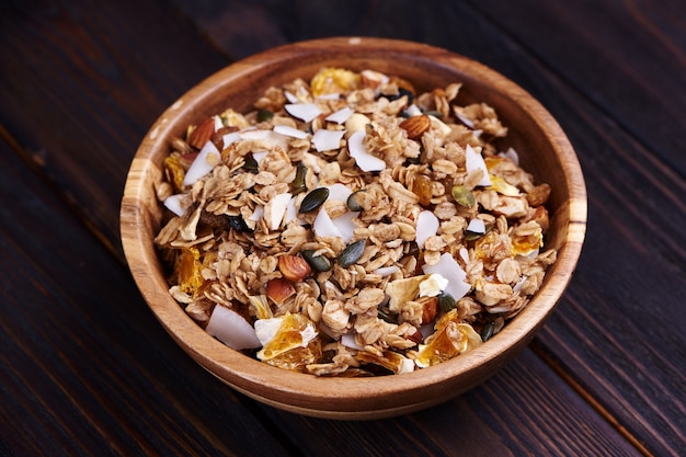 Granola em copo de madeira