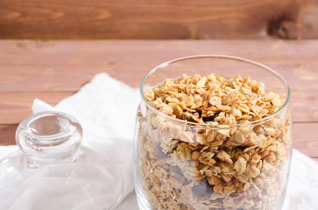 Granola em uma jarra de vidro