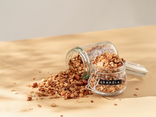 Granola en espacio de copia beige