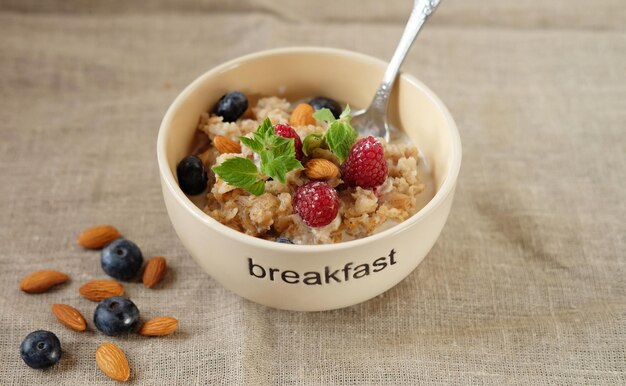 Granola con frambuesas y arándanos orgánicos frescos