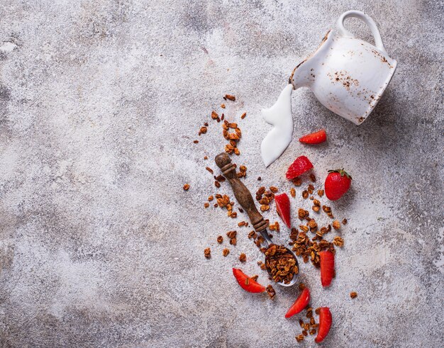 Granola y fresa, desayuno saludable.