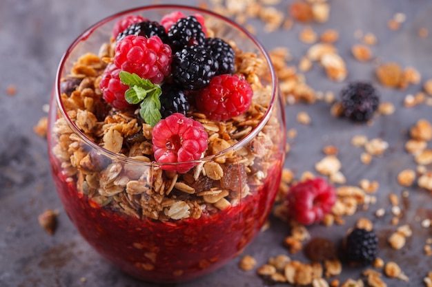 Granola, frische Beeren, Beerenpüree Gesundes Frühstück des Sommers.