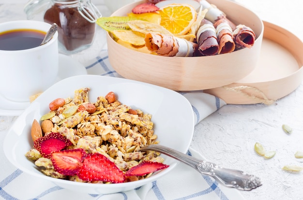 Granola con fruta, papas fritas y café.