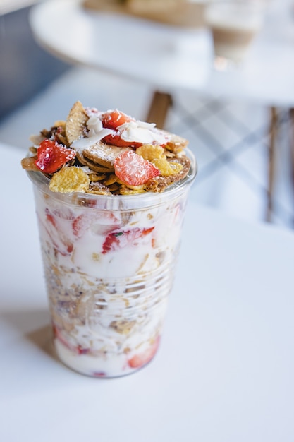 Granola con frutas y yogur en un vaso.