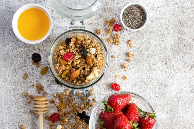 Granola con frutos secos, frutos secos y miel. Set de desayuno saludable.