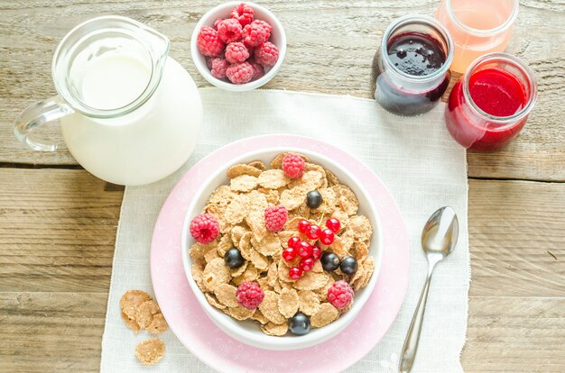 Granola integral con leche y bayas frescas