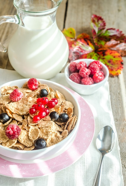 Granola integral con leche y frutos rojos frescos