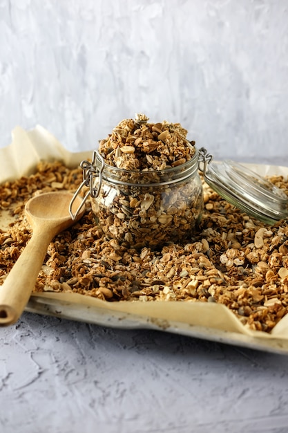 Foto granola en una jarra y en una bandeja para hornear