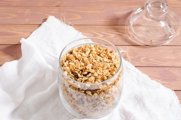 Granola en una jarra de vidrio