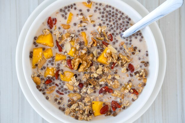 Granola con mango amarillo