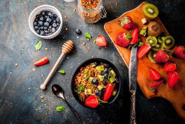 Granola con nueces, bayas frescas y frutas