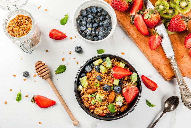 Granola con nueces, bayas frescas y frutas