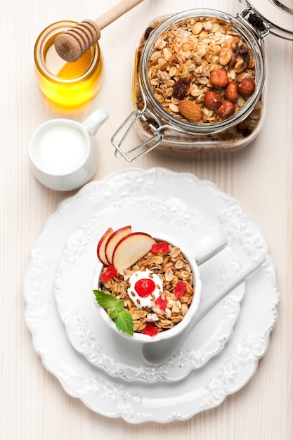 Granola Nüsse Honig und Milch Gesundes Fitness-Frühstück