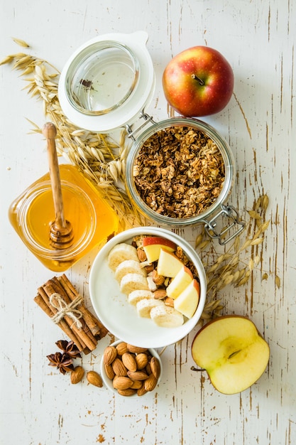 Foto granola outono com banana e amêndoa