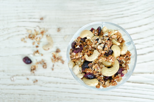 Granola Pialat com nozes em uma mesa branca