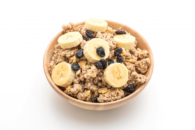 granola con plátano, pasas y leche para el desayuno