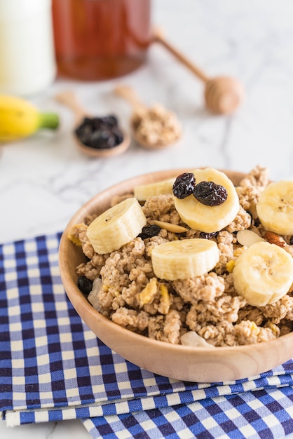 Granola con plátano, pasas y leche.