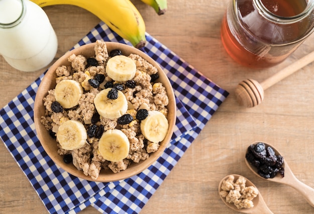 Granola con plátano, pasas y leche.