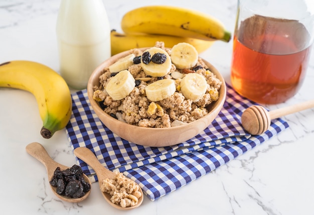 Granola con plátano, pasas y leche.