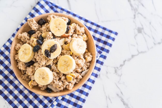 Granola con plátano, pasas y leche.