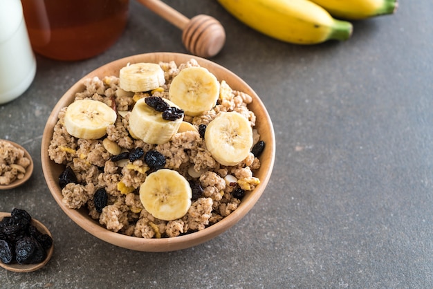 Granola con plátano, pasas y leche.