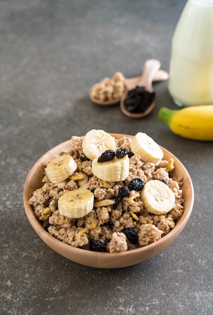 Granola con plátano, pasas y leche.