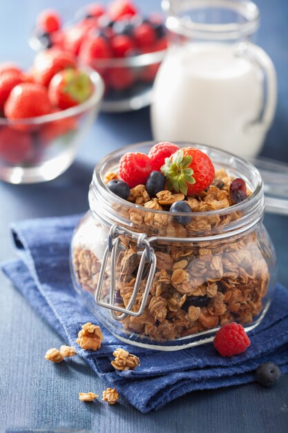 Granola saludable casera en frasco de vidrio y bayas