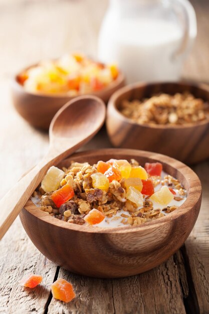 Granola saludable con frutos secos para el desayuno