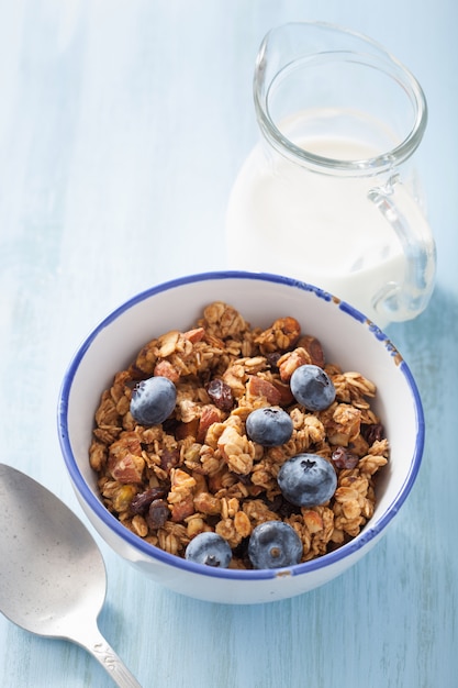 Granola saudável caseira em tigela no café da manhã