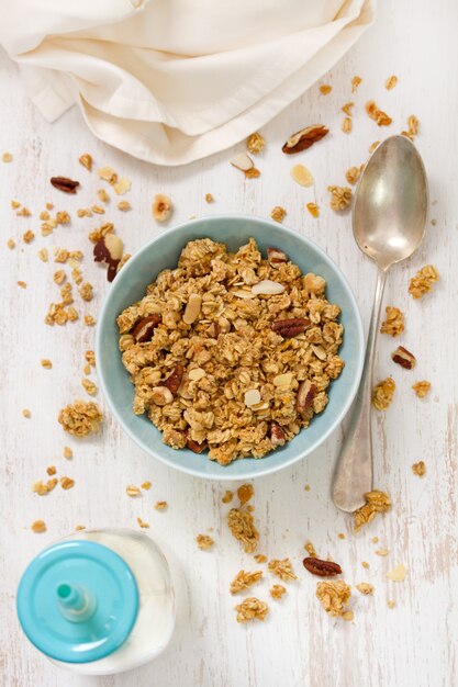 Granola en tazón azul y leche