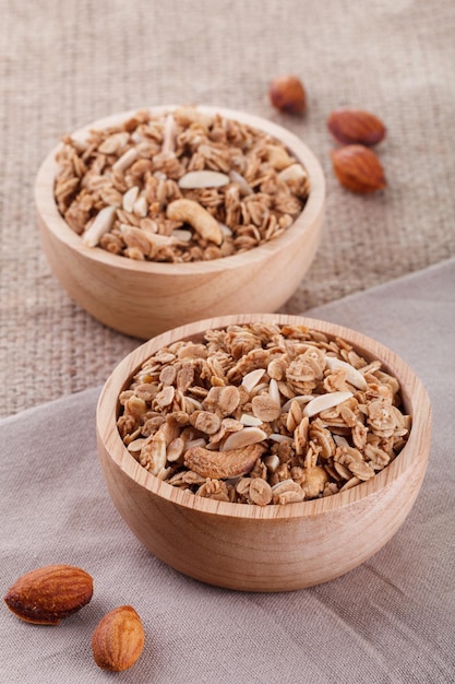 Granola en tazón de madera